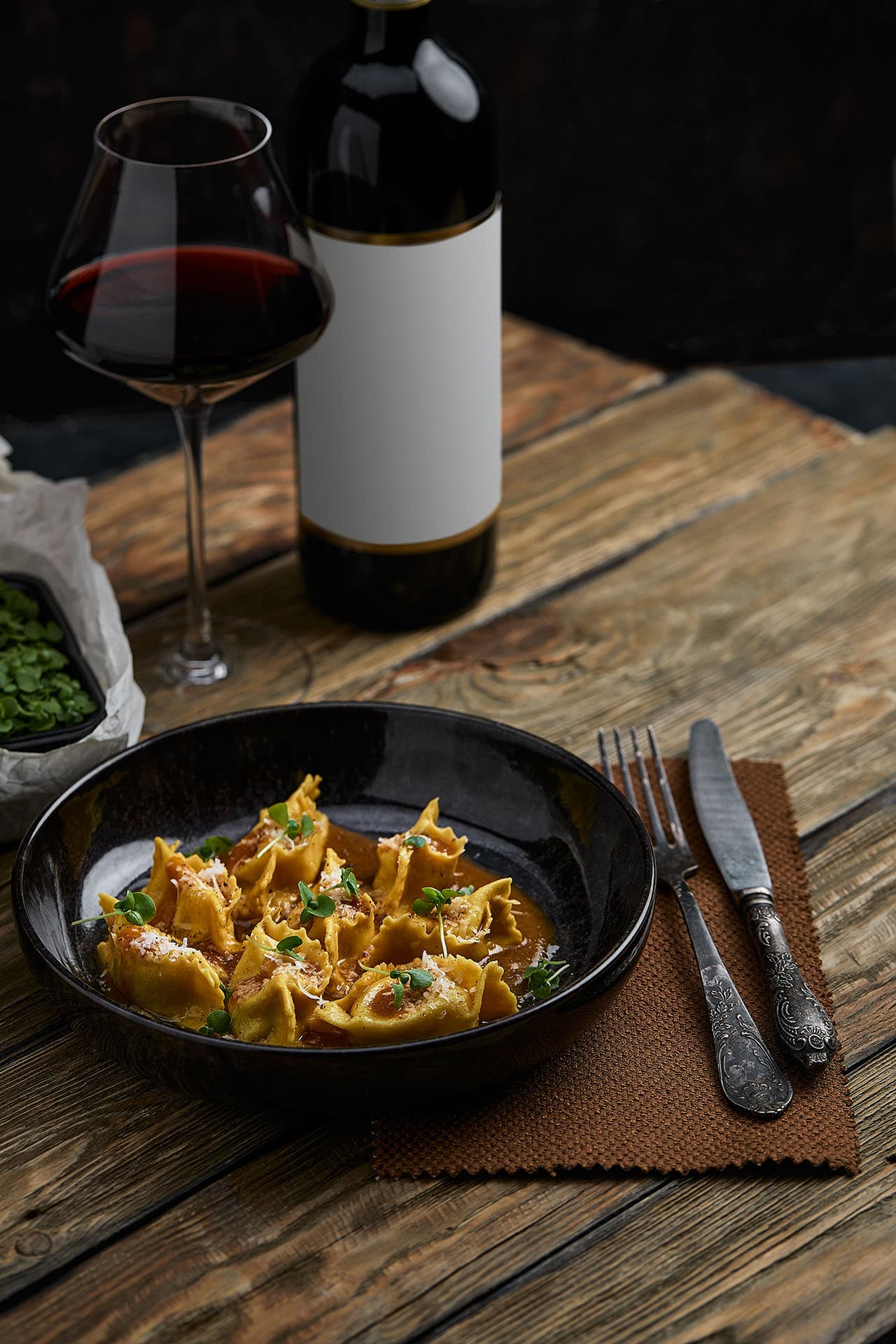 Tortellini mit Ricotta-Trüffel-Füllung & cremiger Pilzbutter